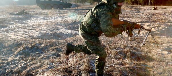 Солдат НАТО во время учений в Литве - Sputnik Беларусь