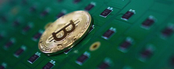 Сувенирная монета с логотипом криптовалюты биткоин - Sputnik Беларусь