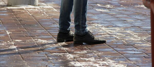 Очистить обувь от реагентов - задача не из легких - Sputnik Беларусь