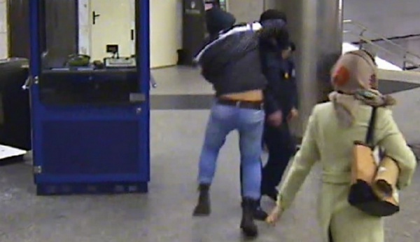 Мужчина дал кулаком в лицо охраннику минского метро  - Sputnik Беларусь