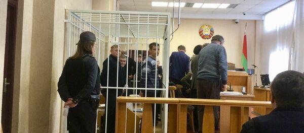 Обвиняемые перед началом судебного заседания - Sputnik Беларусь