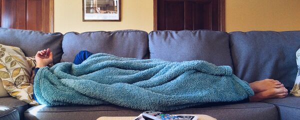 Человек лежит на диване - Sputnik Беларусь