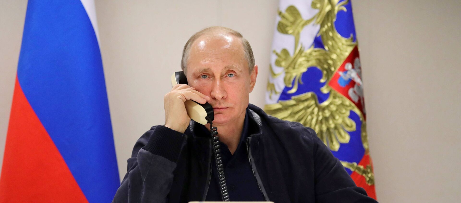 Президент РФ Владимир Путин во время телефонного разговора - Sputnik Беларусь, 1920, 08.02.2018