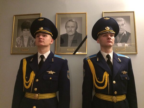 Почетный караул у портрета актера Геннадия Гарбука Почетный караул у портрета актера Геннадия Гарбука - Sputnik Беларусь