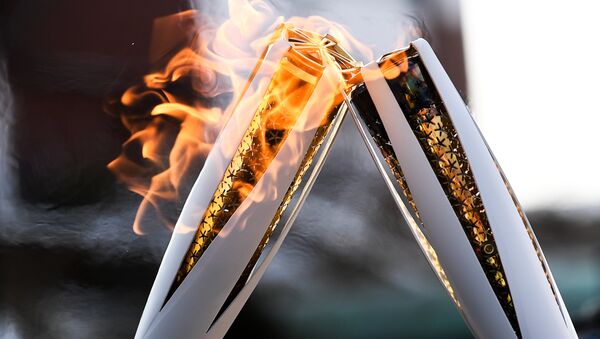 Факелы с Олимпийским огнём во время эстафеты Олимпийского огня - Sputnik Беларусь