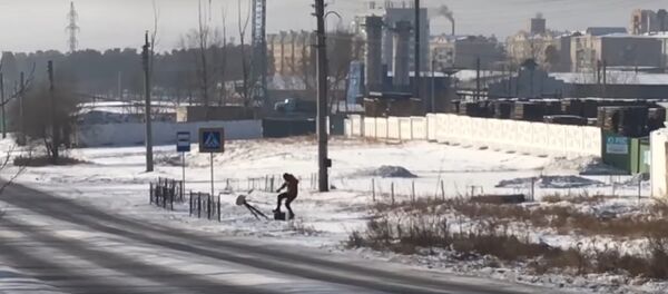 Видеофакт: парень одним ударом расправился с камерой скорости - Sputnik Беларусь