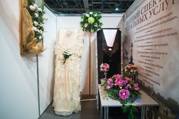 Некоторые представители бизнеса ритуальных услуг привезли выставочные экземпляры гробов и продемонстрировали неоднозначный дизайнерский подход. - Sputnik Беларусь