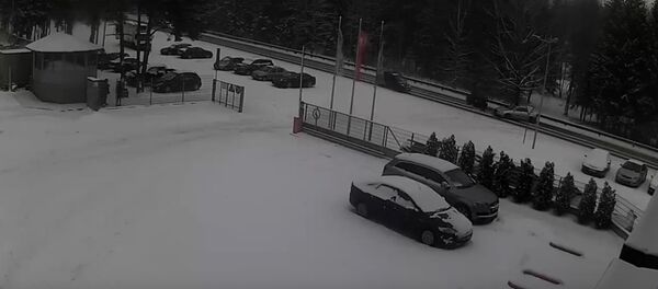 Пропустил и получил: появились кадры нелепой аварии в Уручье - Sputnik Беларусь