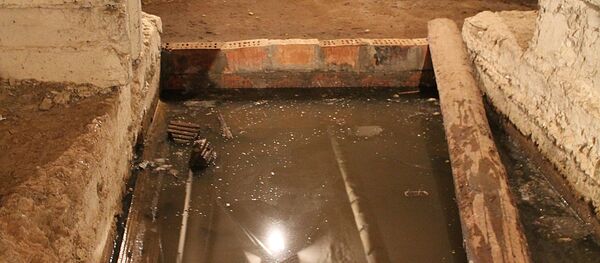 Подвал в жилом доме больше напоминает заброшенное здание - Sputnik Беларусь