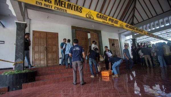 Человек с мачете напал на прихожан в католической церкви в Индонезии - Sputnik Беларусь