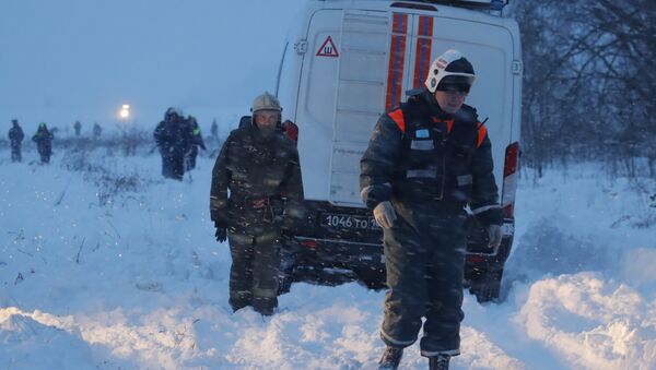 Медики и спасатели на месте крушения самолета в Подмосковье - Sputnik Беларусь