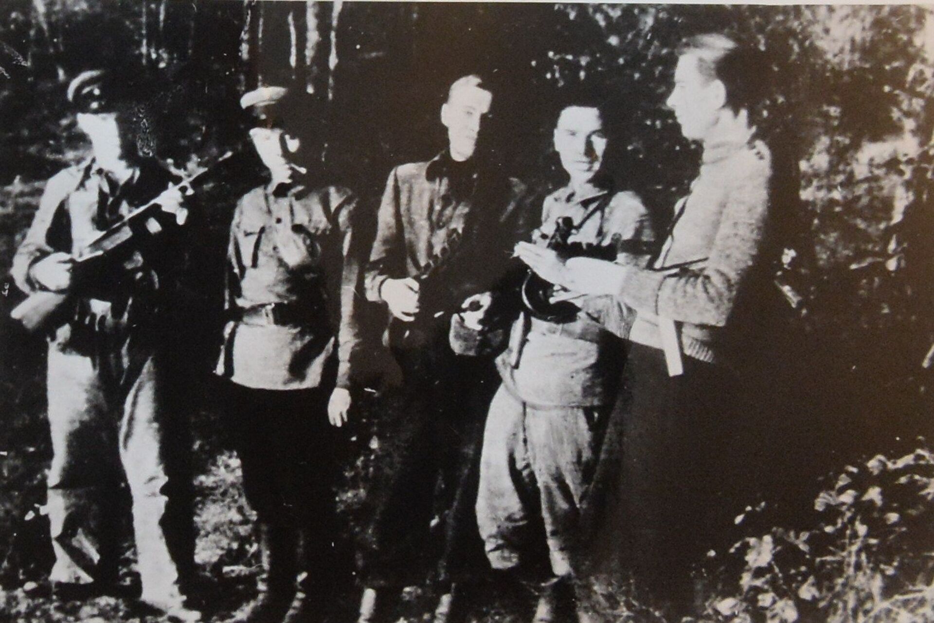 Единственное фото, на котором запечатлен Петр Машеров в партизанском отряде - он крайний справа, в свитере - Sputnik Беларусь, 1920, 13.02.2023