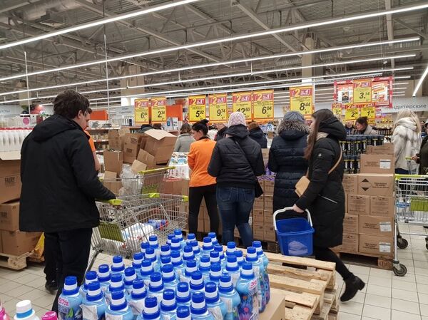 Покупатели в минском ТЦ - Sputnik Беларусь