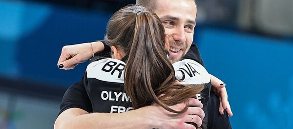 Российские спортсмены Анастасия Брызгалова и Александр Крушельницкий радуются победе в матче за третье место турнира по керлингу - Sputnik Беларусь