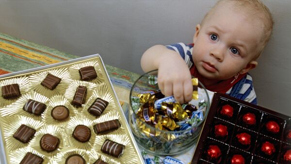 Мальчик берет конфеты из вазы - Sputnik Беларусь