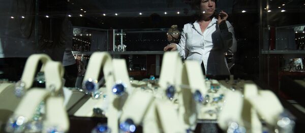 В отделе ювелирных украшений, архивное фото - Sputnik Беларусь