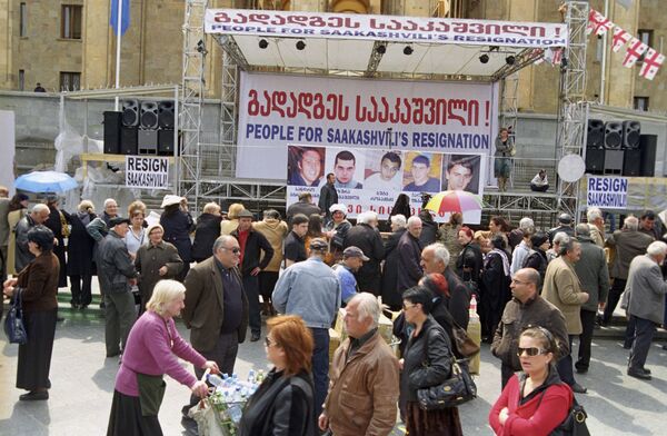 Перед парламентом Грузии выставлены фото убитых молодых людей, в гибели которых оппозиция обвиняет зондербригады Михаила Саакашвили  - Sputnik Беларусь