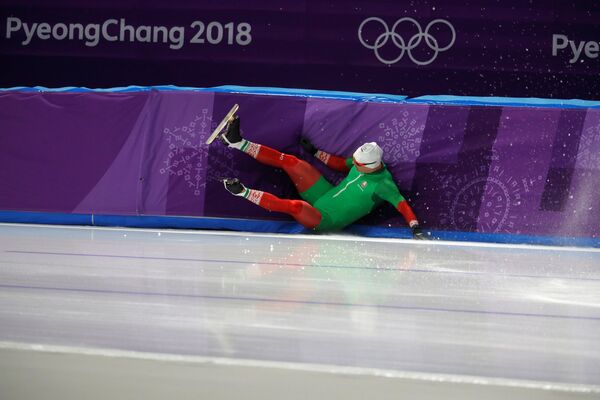 Конькобежец Виталий Михайлов, который представляет Беларусь на Олимпиаде-2018, упал во время тренировки  - Sputnik Беларусь