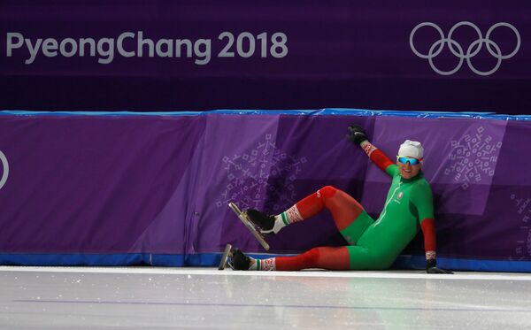 После падения Виталию Михайлову оставалось только улыбаться в объектив - Sputnik Беларусь