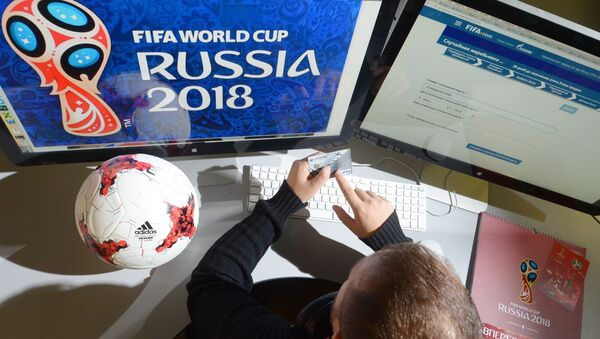 Молодой человек покупает билеты на матчи ЧМ-2018 на официальном сайте ФИФА - Sputnik Беларусь