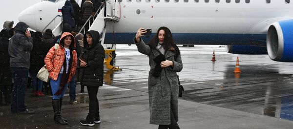 Девушка фотографируется на фоне нового самолета Boeing 737-800 авиакомпании Победа - Sputnik Беларусь