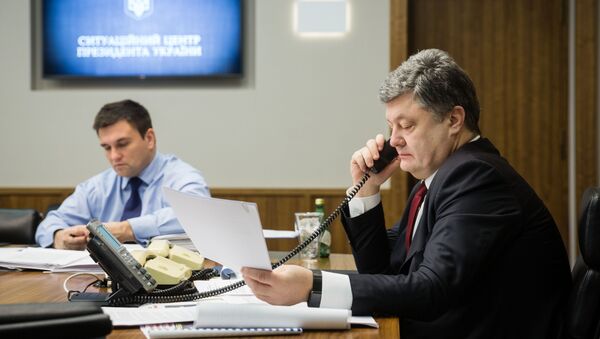 Президент Украины Петр Порошенко во время телефонного разговора - Sputnik Беларусь