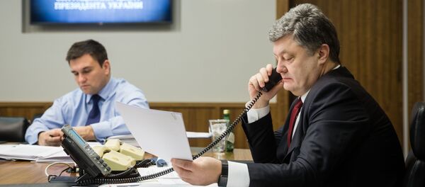 Президент Украины Петр Порошенко во время телефонного разговора - Sputnik Беларусь