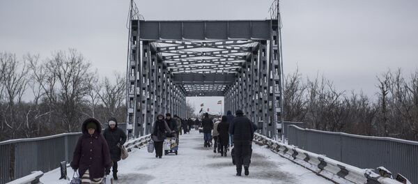 Люди в районе временного пункта пропуска Станица Луганская между Украиной и Луганской народной республикой (ЛНР) в районе станицы Луганская - Sputnik Беларусь