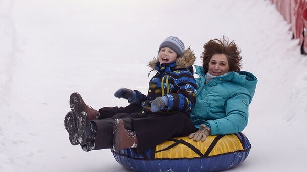 Спуск на тюбинге - Sputnik Беларусь