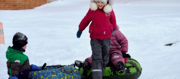 Дети катаются на тюбингах - Sputnik Беларусь