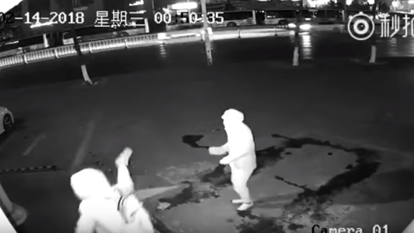 Грабитель вместо витрины попал кирпичом по сообщнику - Sputnik Беларусь