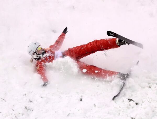 Падение Александры Романовской во время квалификации - Sputnik Беларусь