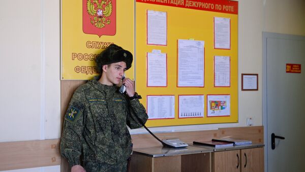 Военнослужащий разговаривает по телефону, архивное фото - Sputnik Беларусь