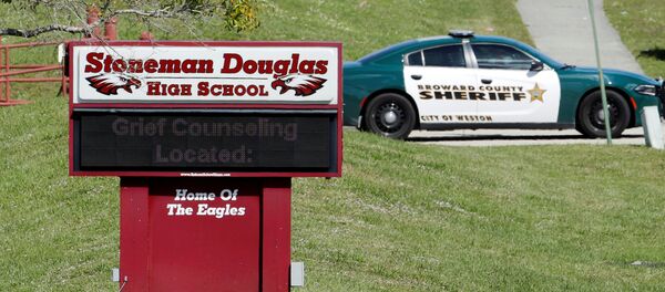 Машина полиции возле школы, где случилась трагедия - Sputnik Беларусь