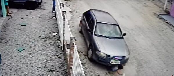 Видеофакт: мальчик не пострадал после попадания под машину своего дяди - Sputnik Беларусь