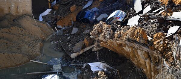 Улица с автомобилями просела в Риме - Sputnik Беларусь