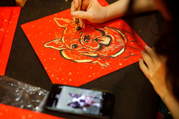 На рынку ў Тайбэі, Тайвань, можна замовіць малюнак хатняга гадаванца ў нацыянальным стылі. - Sputnik Беларусь