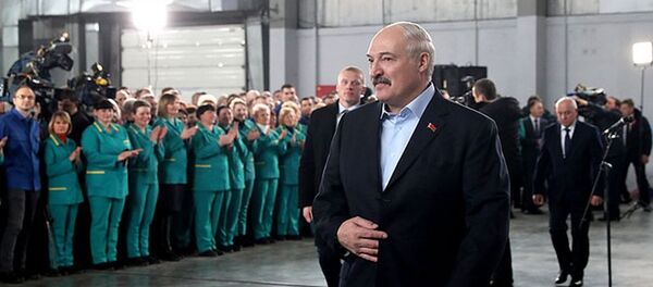 Александр Лукашенко на встрече с коллективом сахарного завода в Слуцке - Sputnik Беларусь