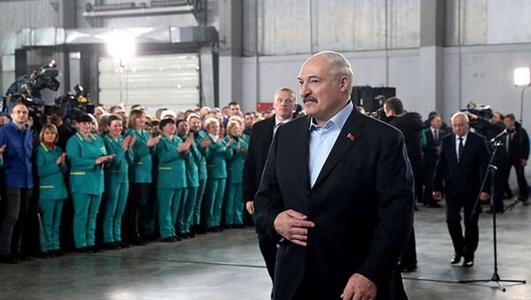 Александр Лукашенко на встрече с коллективом сахарного завода в Слуцке - Sputnik Беларусь
