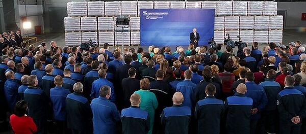 Александр Лукашенко на сахарорафинадном заводе в Слуцке Александр Лукашенко на сахарорафинадном заводе в Слуцке - Sputnik Беларусь