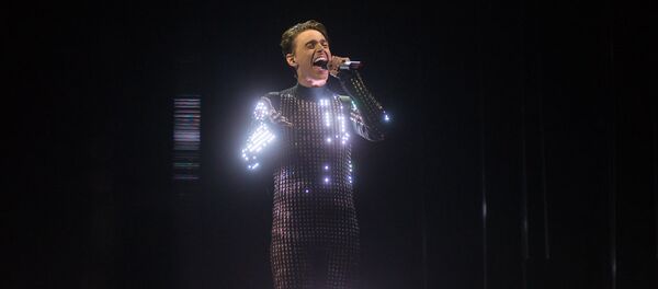 Alekseev выйшаў на сцэну ў касцюме, якое адлюстроўвае ўсе светлавыя спецэфекты - Sputnik Беларусь