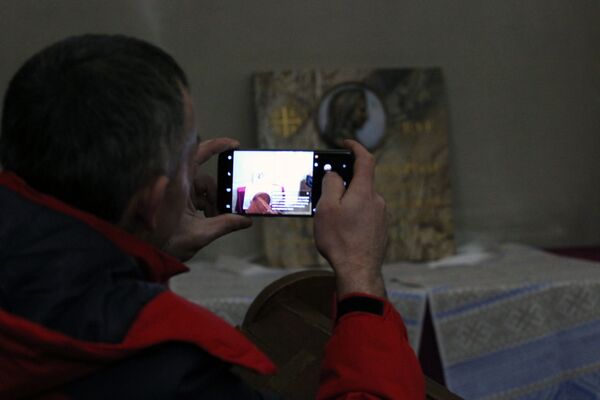 Прихожане делали снимки на память в костеле святого Роха - Sputnik Беларусь