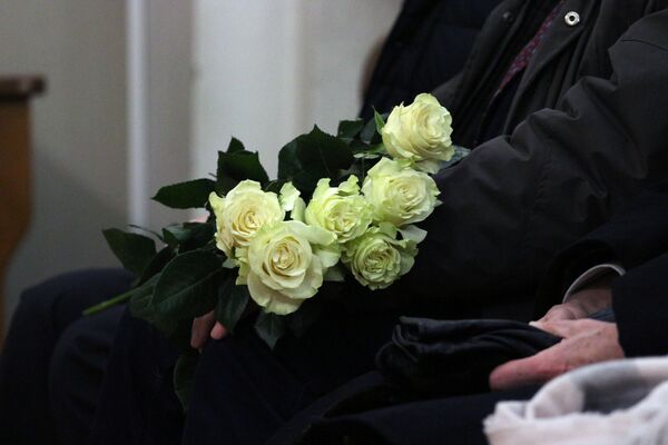 Потомки Магдалены принесли в храм белые розы - Sputnik Беларусь