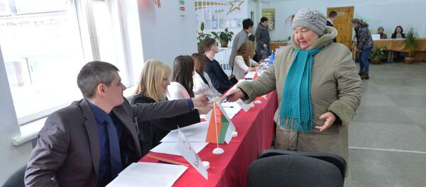 Избиратели на участках для головования на местных выборах - Sputnik Беларусь