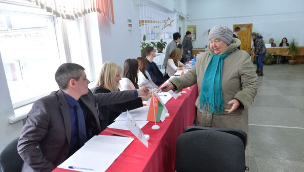 Избиратели на участках для головования на местных выборах - Sputnik Беларусь