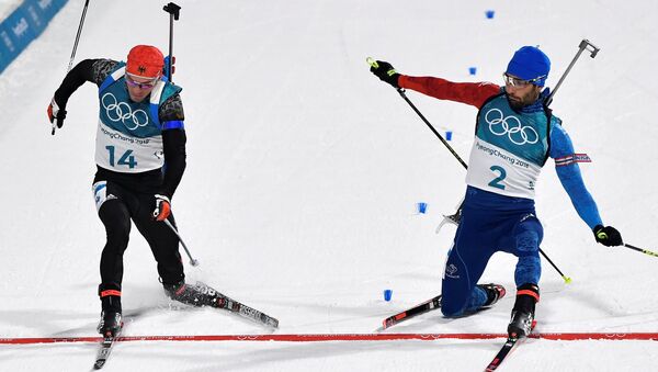 Мартен Фуркад и Симон Шемпп на финише масс-старта Олимпийских игр в Пхенчхане - Sputnik Беларусь