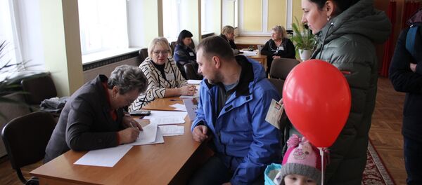На выборы в местные советы приходили целыми семьями - Sputnik Беларусь