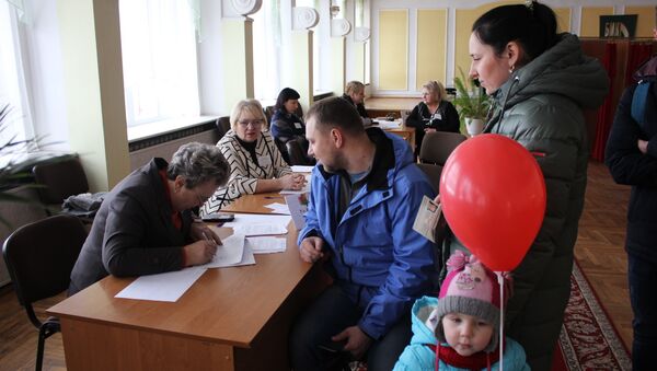 На выборы в местные советы приходили целыми семьями - Sputnik Беларусь