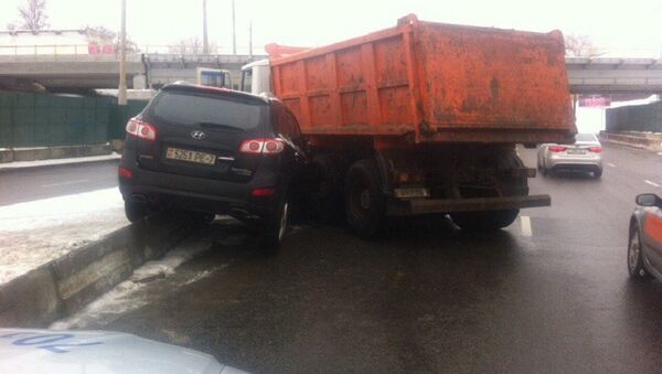 Автомобиль МАЗ столкнулся с легковым Hyundai на проспекте Дзержинского - Sputnik Беларусь