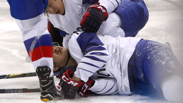 Южнокорейскому хоккеисту выбили зубы в матче против Канады на Олимпиаде-2018 - Sputnik Беларусь